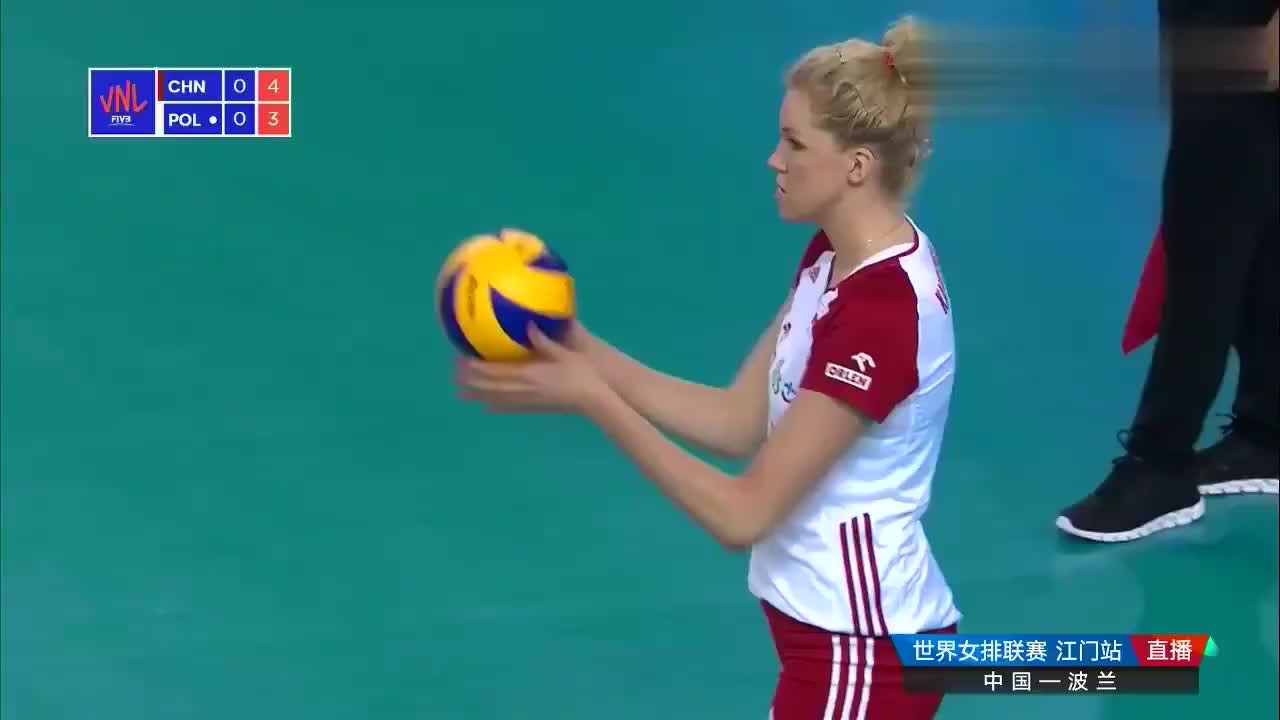 足球场上女选手实力碾压对手的简单介绍 足球场上女选手实力碾压对手的简单介绍