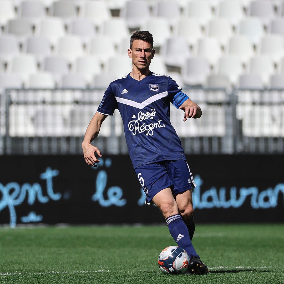 包含波尔多主场击败兰斯，积分稳定在中上游位置的词条