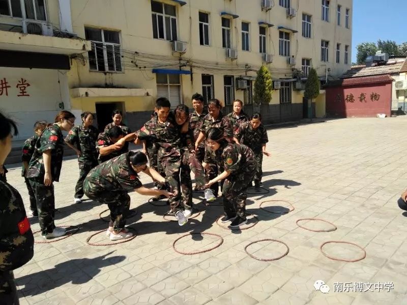 包含非洲劲旅展现团队协作，战术明智的词条