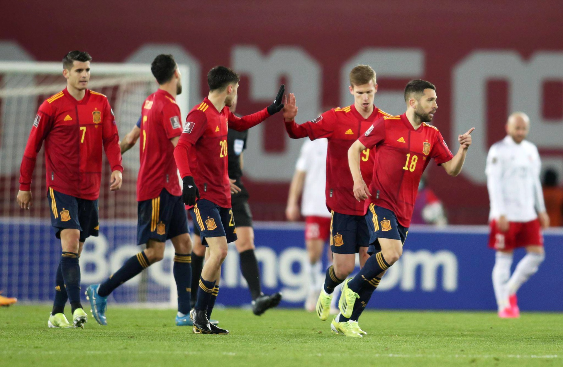 关于匈牙利队遭遇困难，艰难取胜的信息