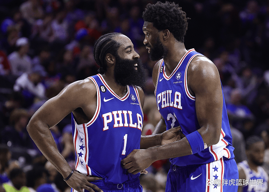 包含雄鹿横扫魔术，萨姆·米切尔统治全场的词条