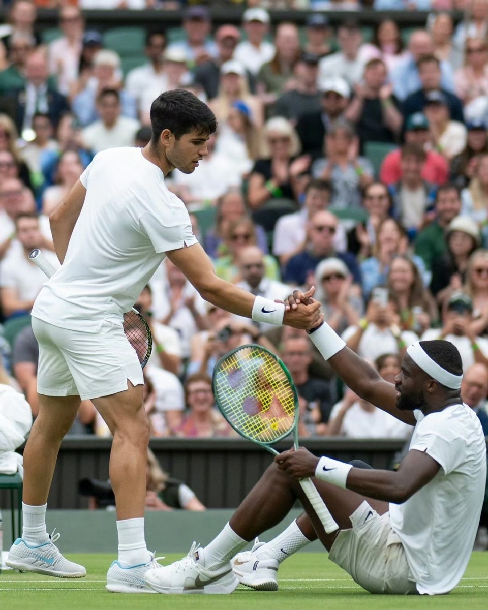 包含拉沃尔杯碾压温网，西西帕斯惊艳四座的词条